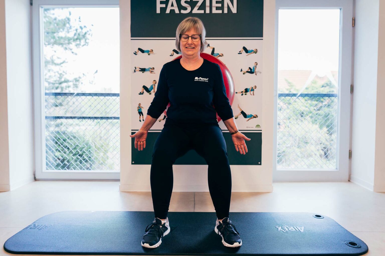 Tag 22 Beine anziehen und Kniebeuge an der Wand My Physio Praxis für Physiotherapie