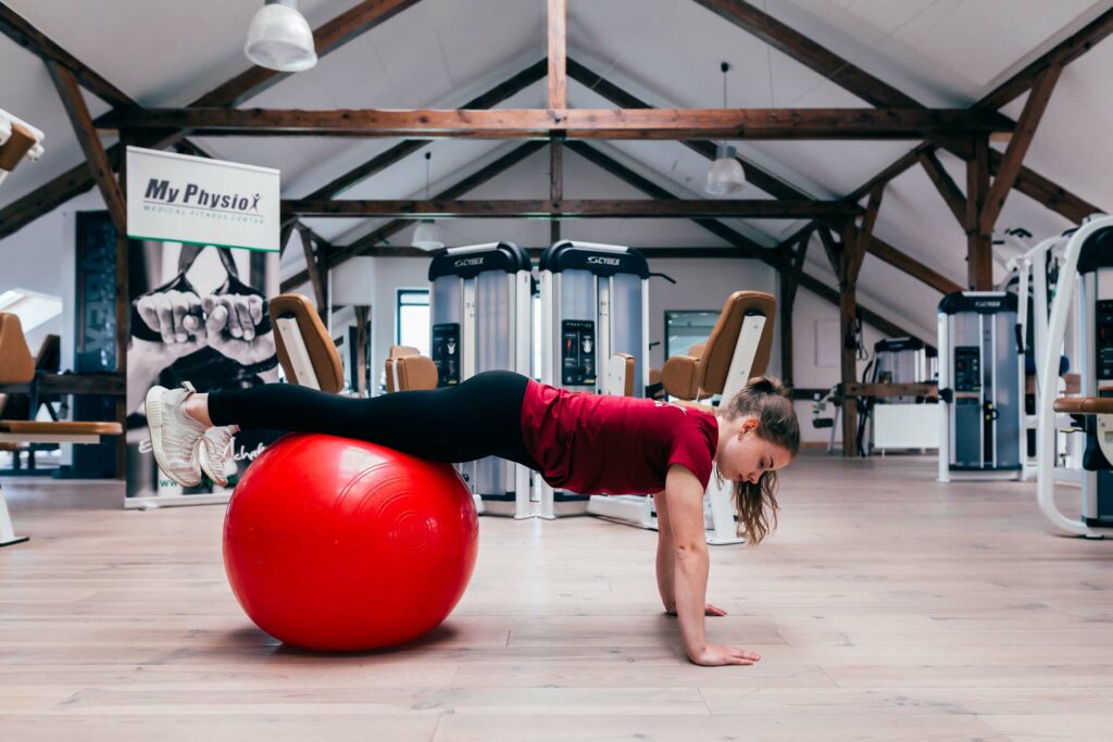 Startposition Beine anziehen auf Gymnastikball Startposition Beine anziehen auf Gymnastikball