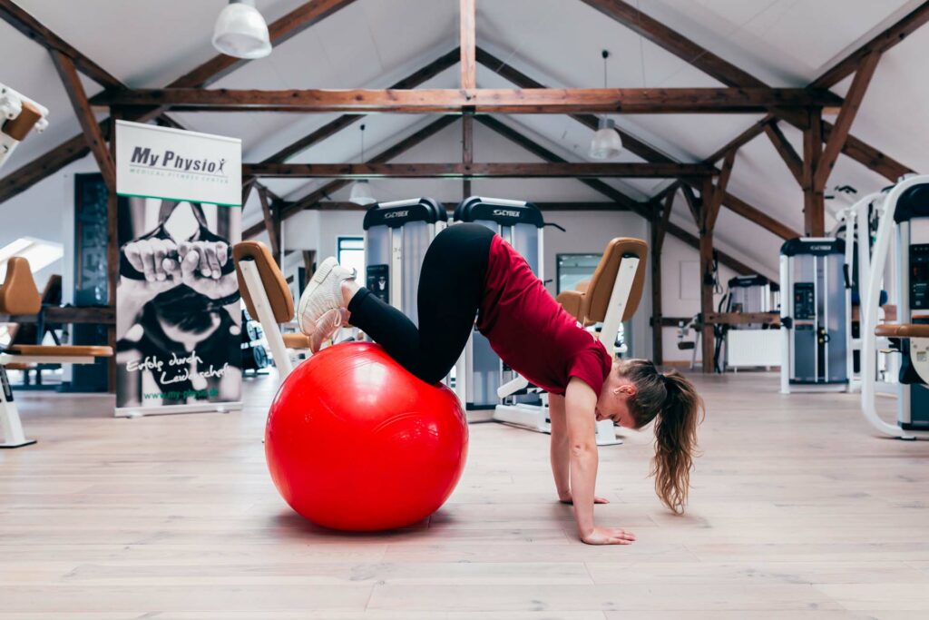 Endposition Beine anziehen auf Gymnastikball