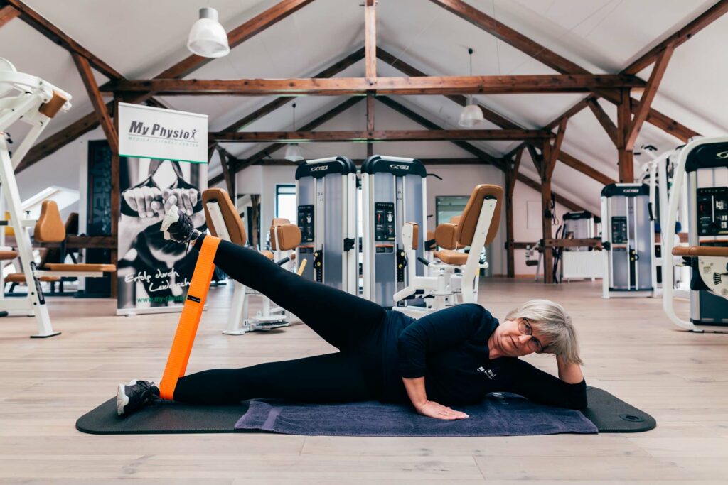 Endposition Abduktoren liegend mit Theraband / Tube Endposition Abduktoren liegend mit Theraband / Tube