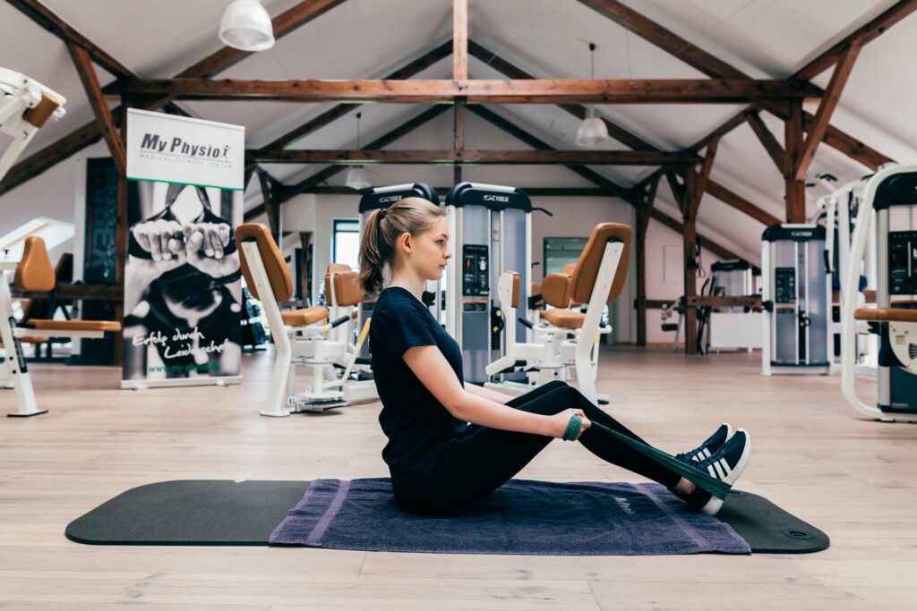 Startposition Rudern sitzend mit Theraband Startposition Rudern sitzend mit Theraband