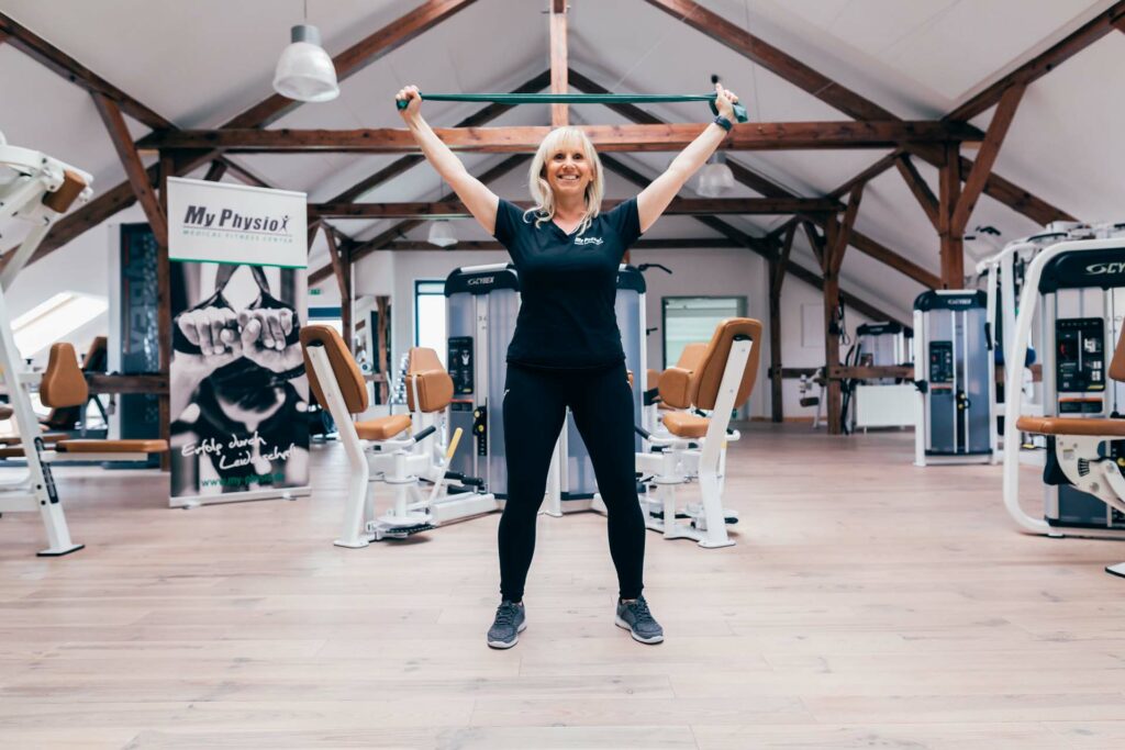 Startposition Latzug mit Theraband Startposition Latzug mit Theraband